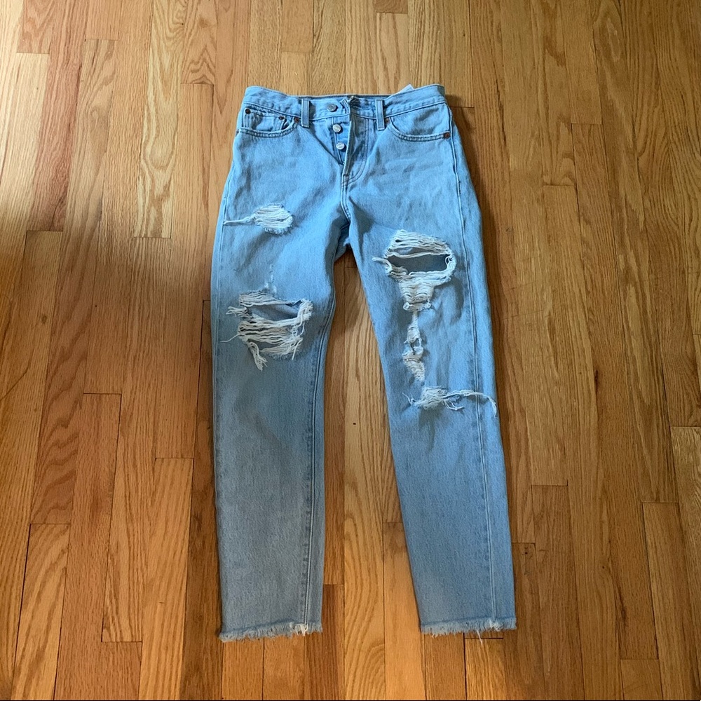 LEVIS RIPPED MOM JEANS